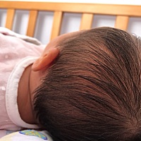 剖腹产第十天，奶水少，不够宝宝吃。婆婆和亲妈轮番说没奶，吃了生乳汁不管用，我妈开始让我放弃喂奶粉...