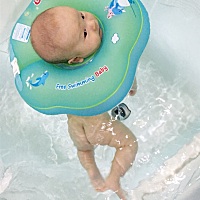 宝贝出生到现在第一次游泳🏊，好坚强的，完全超出我的想象，下水自己会蹬腿，扭转，不哭不闹，开心坏...