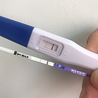 请各位帮忙看下：末次月经6.4。昨天开始就测，这样一深一浅，不太确定啊。