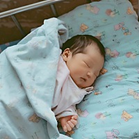 都说是男宝，其实是女宝啦！！今天第五天，其实没必要纠结男女，因为我发现虽然生前我希望男孩比较多，...