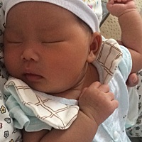 小宝睡得很惊醒，是哪不舒服吗？还要楼着睡，我要崩溃了