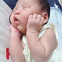 想问问大家吃什么能不涨奶       我每天两个小时就要挤一次奶，孩子10天冰箱里多出了两三斤，我不想要这...