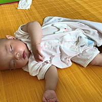 亲亲们，宝宝还没到四个月可以睡凉席吗？天气太热了，她爱出汗！