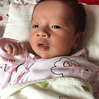 宝宝出生17天了，最近两天白天老是不睡觉，吃奶的时候老含住奶头没两分钟就睡着了根本就没有吃饱，能睡...