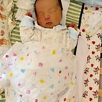 出生后三天开始出黄疸，今天第九天变成了小黄人……据说2周到4周才会退，唉……