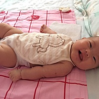 小家伙大早上起来开心的嘞 妈妈的脸脸哈哈 小家伙在啃妈妈的脸