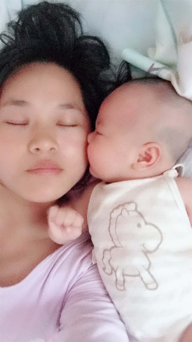 小家伙在啃妈妈的脸