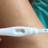 上上个也是这样 月经推迟7天测得 也是两条线 比较浅 去医院检查又没有怀孕 这次也是 上个月27号来的月经...