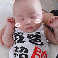 这小家伙          像他爸爸  像的贴贴的