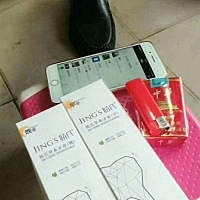 给小店的老板娘送套牙膏过去，他说给他老公改善一下口臭，烟牙之类的，反正很多😂😂😂，我走了之...