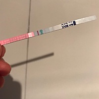 连续测了四天排卵试纸，一直是这样的？哪位知道这是什么情况？