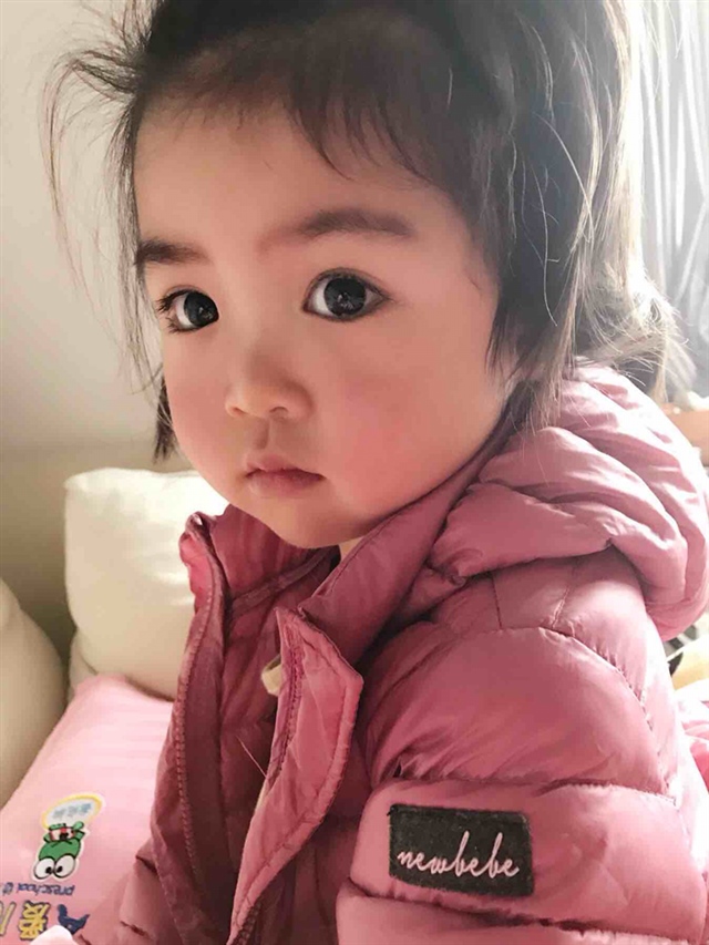 女儿刚刚睡醒照