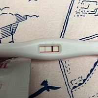 前天下午用早孕试纸条测了两次也是一深一浅，今天又测了一下，这个是不是代表有了呢？正常月经应该是今天来