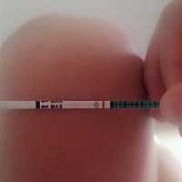 平着看是这样的，拿起来看是图二，这有没有怀孕啊？？