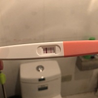 大姨妈推迟4天，今天测了，是怀了吗？什么检查也没有做过，最近肚子晚上老是隐隐作痛，什么情况呢