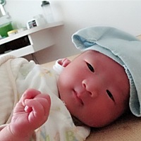 宝宝出生11天了，男宝宝一枚，我想问一下圈内的朋友们，宝宝用纸尿裤好一些，还是用纸尿片好一些了，我...