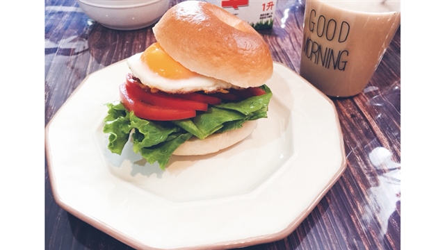 蔬菜贝果三明治 牛奶