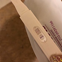 姨妈推迟了五天早晨和刚刚测的都显示有了，为什么小腹总是隐隐的坠疼