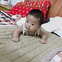 还有一个星期就三个月啦，抬头翻身一起来咯。。。