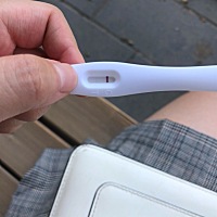 姨妈推迟了十天了，今天测有一点淡淡的印子。大家帮看看是怀上了么？