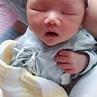 婆婆看到宝宝睡觉总是拱着腿就想要给宝宝腿扎起来。封建思想很严重。          我不同意她就没有硬来，...