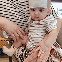 臭宝今天发烧了 ，还拉肚子，一直哭，心里好难受😣。看到宝宝哭都揪心