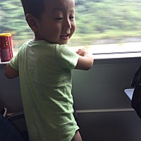 家有两宝如获至宝。真心的儿女双全了嘿嘿。宝贝三个月了，有没有觉得他俩共用一张脸的。😄😄。大家...