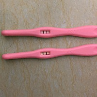 第一个刚刚今天早上测的，第二昨天下午测的，祝大家好孕，孕期都用什么牌子的化妆品呀