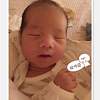 六六出生第九天。高鼻子随太爷爷，两个酒窝随了爸爸，眉毛随了妈妈，小嘴巴随了妈妈，双眼皮随了爸爸，...