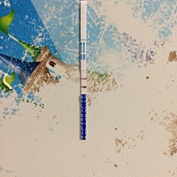 最近测出来怀了，但是想请教一下大家，阴道里面有粉红色汾必物到底是什么来的特别紧张害怕啊……要不要...