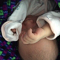 宝宝44天、每到下午就吐奶特严重、晚上和早上都很好、吐的感觉是吃的一瓶全吐出来、这样正常吗