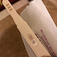 姨妈推迟了七天，也是第一次经历这些事，大前天测的隐隐约约两道杠。前天早晨图一前天下午图二，昨天医...