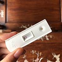 月经推迟2天，胸部胀痛了五六天，一直以为是姨妈快来了，而且月经当天测的是阴性，今早起来用仙知测的，...