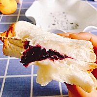 早餐来个蓝莓面包🍞 让清爽酸甜的蓝莓果酱😋 成为今天唤醒味蕾的第一个味道吧🌱 保证一整天都有好...