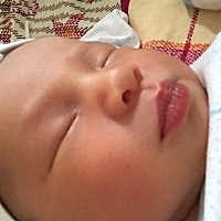 我想问一下大家，我家娃眉毛这上边有个小疙瘩，不是蚊子叮的，不红也不肿，也没磕到碰到，这是什么啊？