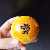 〰     饿了吧🤔     吃一块蛋黄酥吧🌟     充饥又好吃✔️