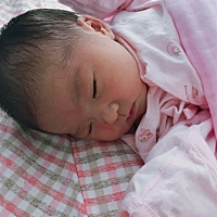 宝宝眼皮上有一条红色的 是胎记吗？会不会消失淡化