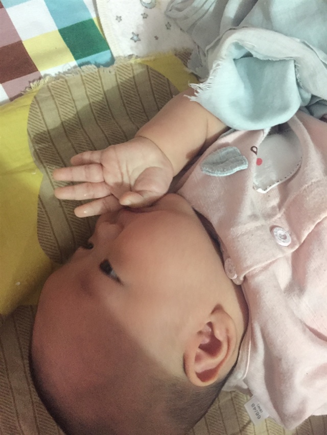 在吃自己的小手