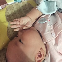 好聪明的闺女，知道和我说话了，好可爱，乖乖的醒来自己也会玩的很开心^_^爱死你了 在吃自己的小手 看，...