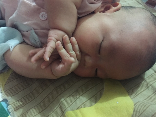 看，睡着了还吃这么香