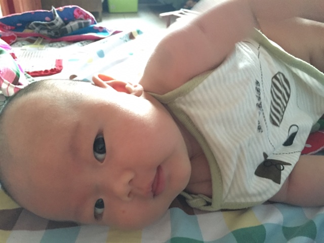 两个月出头的孩子就跟大小孩似的