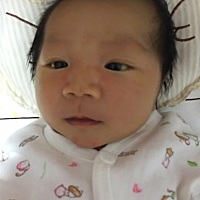 宝妈们  你们的宝宝吃母乳脸上会长一些像痘一样的红点吗  如果是热不可能啊 才穿一件衣服 又开着空调