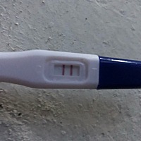 各位宝妈这是不是有了哇！！！两个品牌的验孕棒，早晚一只。姨妈迟到了1周！不敢相信！