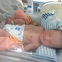 宝宝得十天了了，这是第一天的，刚进温箱。