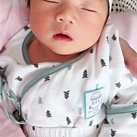 宝宝出生四天了，今天发现她右脚有点儿向里歪，而且感觉骨头也有些变形，左脚是正常的，有没有宝妈帮忙...