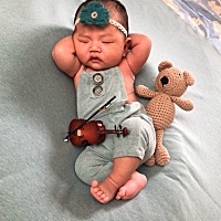 儿子的满月照～昨天是满月照～今天拍的～在家里拍的，宝宝很配合～