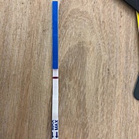 明天是大姨妈日子 今天测了一下 自己已经看不来几条杠了 有经验的宝妈帮忙看下 下面有个浅印吗？