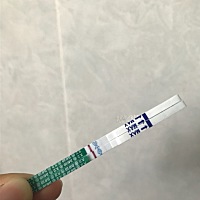 各位辣妈帮忙看下  是不是真的有了  好像很浅