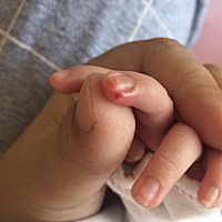 无力吐槽。   老婆婆看我给宝宝剪指甲，刚剪完一个手让我先吃饭，她把宝宝抱着，什么也没说就给宝宝剪了...