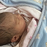 预产期当天早上六点疼，没有见红没有破水，吃了早餐九点多到医院开一指，下午四点多顺产女宝，过程很痛...